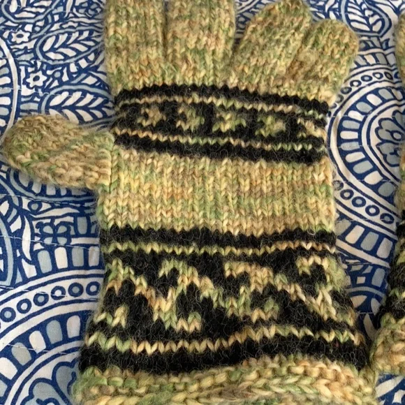 Hand Knit Gloves - Picture 2 of 6